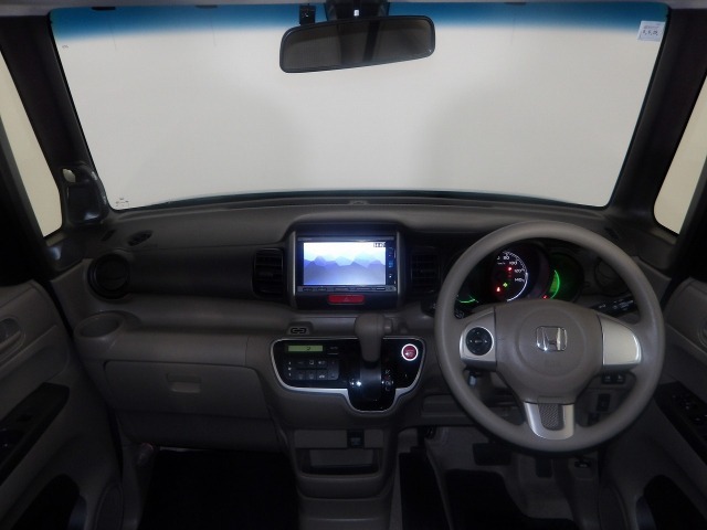 【前方視界】開放的な前方視界！運転がしやすく疲れにくいです♪窓が大きく、見通しがとっても良いおクルマですよ♪