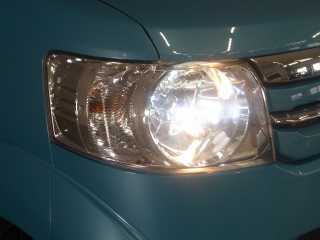 【HIDヘッドライト】夜道や雨天走行が明るく視界良好！！HID（ディスチャージ）ヘッドライト装備です！安心ドライブを楽しんで下さい♪明るいほうが、運転疲労を軽減できます♪