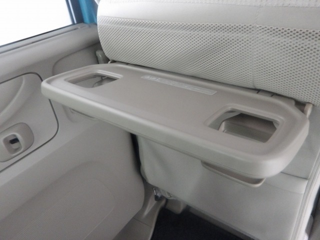運転席と助手席のシートの裏に収納式のテーブルが装備されています。休憩時のちょっとした小物置きに使えてとっても便利ですね♪
