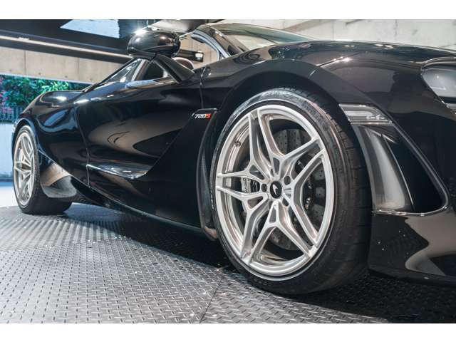 F1から得た知識をロードカーにも採用し空力を考え、たどり着いた無駄のないプレスライン。