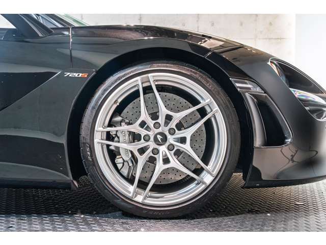 【5 Twin-Spoke Lightweight Forged Wheels】が装着されております。