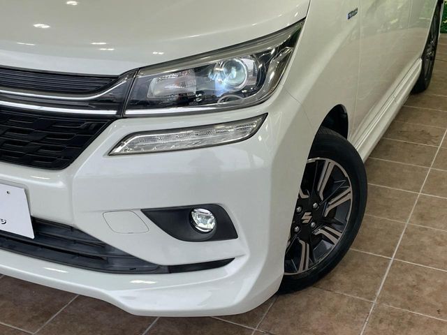 【LEDヘッドライト】悪天候や夜間走行時も良好な視界を確保し安心して運転できる高輝度LEDヘッドライトを装備！点灯速度が早く、消費電力も抑えられています。