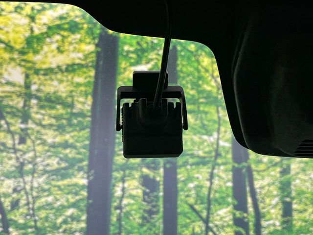 【ドライブレコーダー】安心・安全なカーライフに必須のドライブレコーダーを装備！走行中はもちろん、あおり運転や事故に遭遇した際の状況も映像で記録し、万一のリスクに備えます。