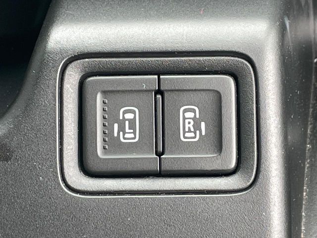 【両側スライドドア】駐車場で隣の車との間隔が狭く乗りにくい時、スライドドアなら安心！ドアオープン時も幅を取らず、開口部が広いので乗り降りがとっても簡単です。大きな荷物の出し入れも後席から可能♪