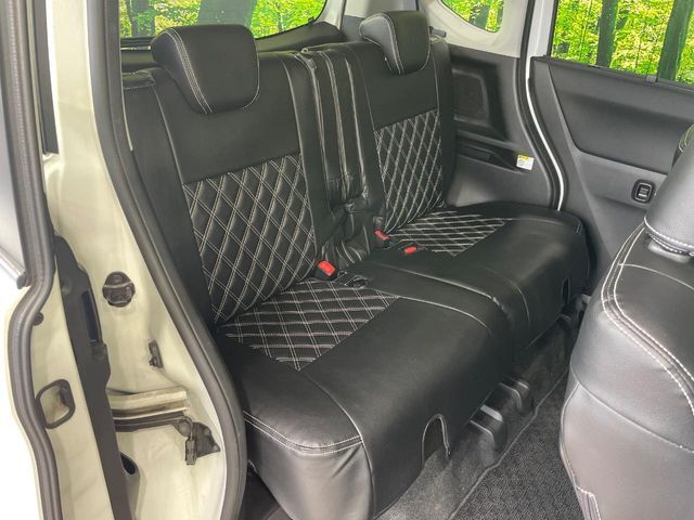 後部座席も気になるようなキズ・汚れやへたり等、大きなダメージはなく、良好な状態です。