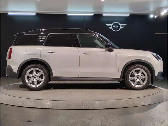 ☆MINIの車の始まりは大人四人がギリギリ乗れるコンパクトな車です！！今となっては3ナンバーですが、もともとは5ナンバーの車でした！！