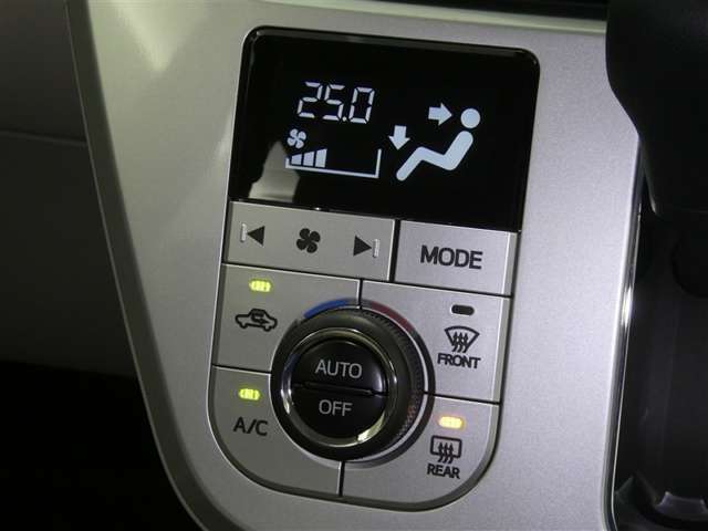 【オートエアコン】車内温度を感知して自動で温度調整をしてくれるのでいつでも快適な車内空間を創り上げます！どの席に座っても快適なドライブが楽しめます♪