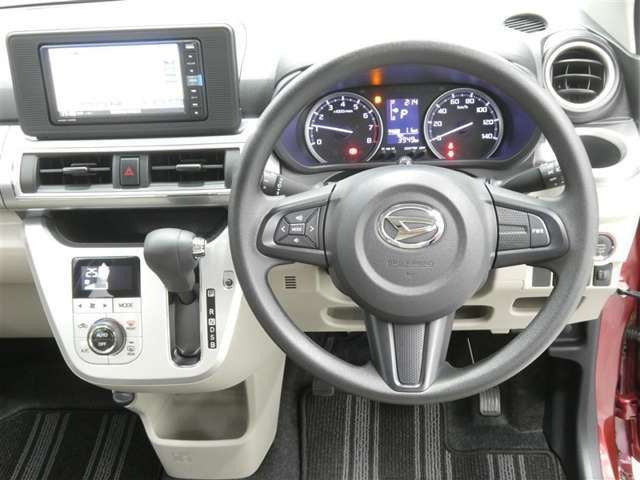 【徹底洗浄クリーニング実施済】運転席からの視界はこんな感じです☆お気軽にご来店いただき、実際に座って是非お確かめください。ドライバーに寄り添う快適な操作フィールをもたらすステアリングです。