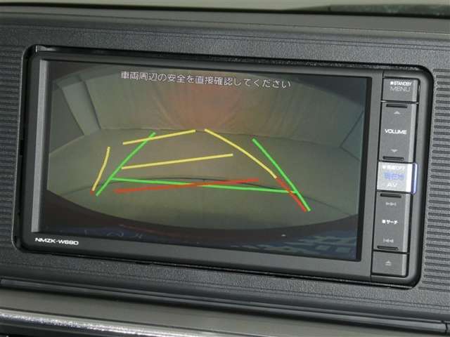 【バックカメラ】駐車時に後方がリアルタイム映像で確認できます。大型商業施設や立体駐車場での駐車時や、夜間のバック時に大活躍！運転スキルに関わらず、今や必須となった装備のひとつです！
