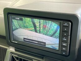 【バックカメラ】駐車時に後方がリアルタイム映像で確認できます。大型商業施設や立体駐車場での駐車時や、夜間のバック時に大活躍！運転スキルに関わらず、今や必須となった装備のひとつです！
