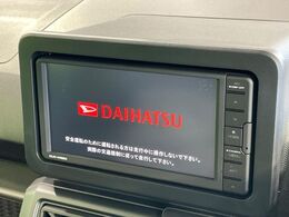 【ディスプレイオーディオ】視認性が高いディスプレイ付きオーディオを装備♪操作性も良好で直感的なソース選択が可能です。