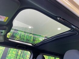 【ガラスルーフ】ガラスルーフ搭載で車内の解放感が一気にアップ！開放的なドライブをお楽しみいただけます。