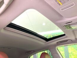【サンルーフ】開放感たっぷりの希少装備、サンルーフが装着されています！車内に明かりを取り入れたり景色を楽しむ以外にも、車内の空気も簡単に換気できて快適です！