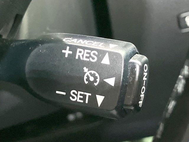 【クルーズコントロール】高速道路もラクラク走行。アクセルを離しても一定速度で走行ができ、長距離運転時の負担を軽減！加速・減速も簡単なスイッチ操作で調整できます。