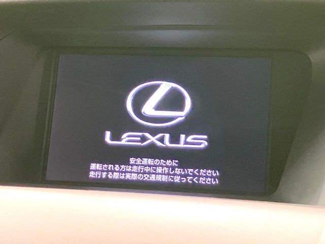 【メーカー純正ナビ】インテリアに溶け込むスタイリッシュな「専用設計」メーカーナビを装備♪視認性や操作性など基本性能にも優れ、より上質なカーライフをお楽しみいただけます。