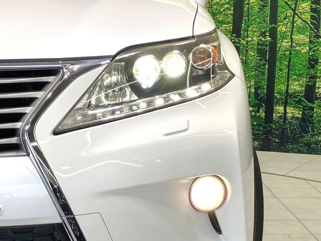 【LEDヘッドライト】悪天候や夜間走行時も良好な視界を確保し安心して運転できる高輝度LEDヘッドライトを装備！点灯速度が早く、消費電力も抑えられています。