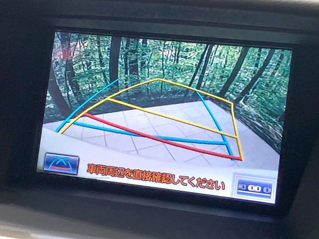 【バックカメラ】駐車時に後方がリアルタイム映像で確認できます。大型商業施設や立体駐車場での駐車時や、夜間のバック時に大活躍！運転スキルに関わらず、今や必須となった装備のひとつです！