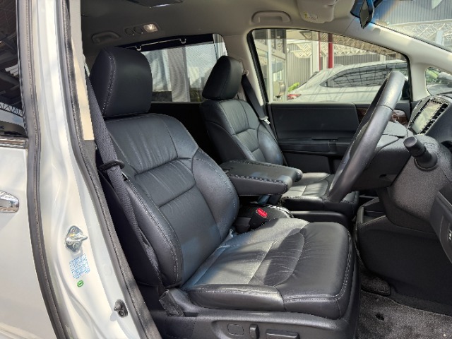 フロントシートのお写真です。　広い足元と、ゆったり座れるシートは長時間の運転でも疲れにくくなっております♪