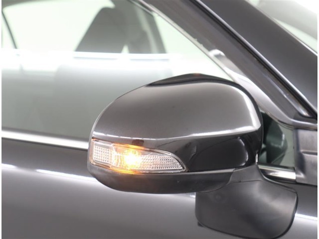 ウィンカー付きドアミラーは、右左折や車線変更を周囲にアピールすることで、事故防止に役立ちます。