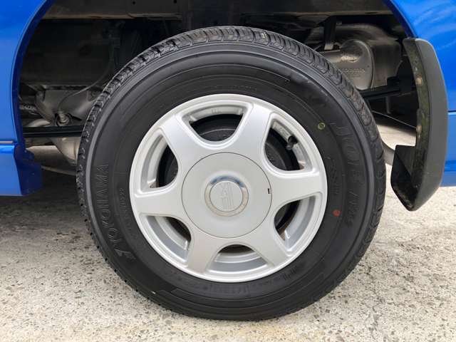 駐車場がございますので、お車でのご来店大歓迎です。電車など、公共機関でお越しの方には無料送迎も行っておりますので、お気軽にお申しつけ下さい。