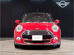 LEDヘッドライトで御座います。MINIのボンネットはヘッドライト部分に穴が開いている特徴的なもので御座います。MINIの伝統やこだわりがこういったところにも表れております。