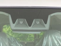 【スマートアシスト】走行中に前方の車両等を認識し、衝突しそうな時は警報とブレーキで衝突回避と被害軽減をアシスト。より安全にドライブをお楽しみいただけます。