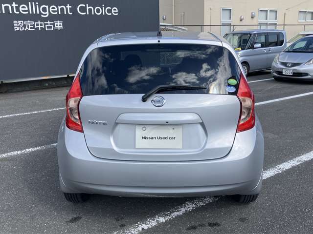 後部座席はプライバシーガラスとなっています。座っている人や置いてある荷物が見えにくくなっているのでプライバシーの確保が出来ます。ぜひ見て確認してみて下さい