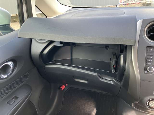 助手席前収納　ティッシュやマスクなどを入れておくと便利です