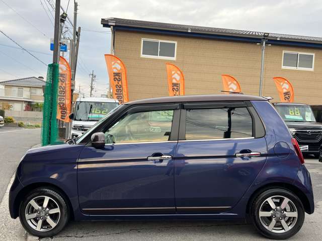 【雨の日も大丈夫】雨の日に傘をさしながら中古車選びは嫌ですよね。当店なら安心。電話予約をいただければ屋根下へ移動しておきます。雨でもじっくりご覧いただけます。KS-SELECTION 堺店 072-294-6861