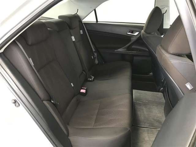 ゆとりある後席が乗り降りしやすく、ひざまわりも余裕を感じる快適空間☆