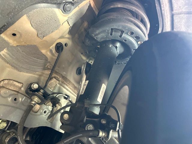 お車を安心してお乗りいただく為には、足回りの定期点検が欠かせません。サービスサポート（有償保証）では無料点検もご提供しており、安心のカーライフをお過ごしいただけるサポート体制が整っています。