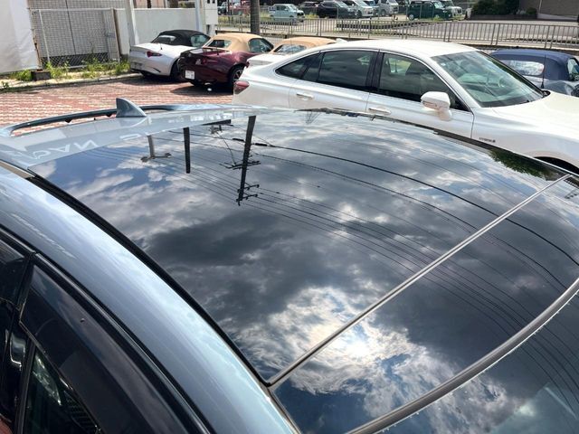 【大型サンルーフ】車内の解放感が一気に上がる大型のパノラマルーフ！季節を問わず開放的で快適なドライブをお楽しみいただけます。流通量も少なく希少価値の高い人気の装備です♪