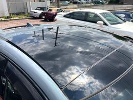 【大型サンルーフ】車内の解放感が一気に上がる大型のパノラマルーフ！季節を問わず開放的で快適なドライブをお楽しみいただけます。流通量も少なく希少価値の高い人気の装備です♪