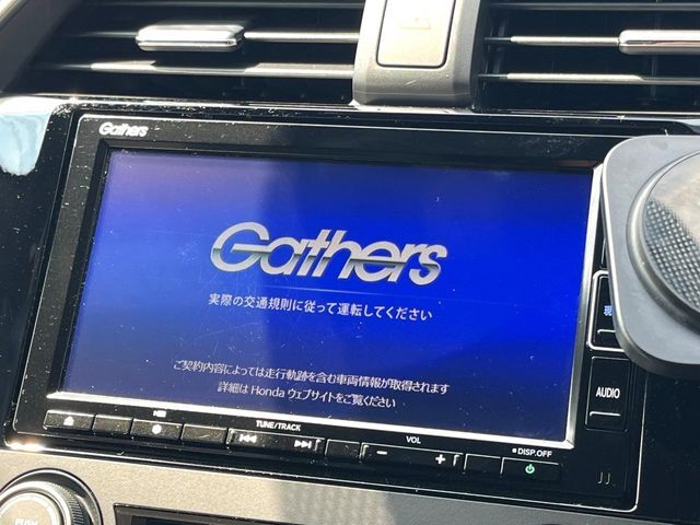 【純正ナビ】人気の純正ナビを装備しております。ナビの使いやすさはもちろん、オーディオ機能も充実！キャンプや旅行はもちろん、通勤や買い物など普段のドライブも楽しくなるはず♪
