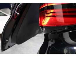 ●パワーバックドア（電動バックドア）スイッチ操作で、ラクラク開閉が可能です！