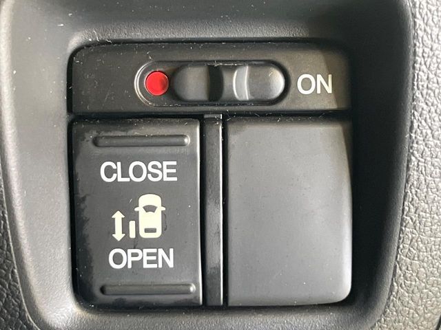 【パワースライドドア】スマートキーや運転席のスイッチでスライドドアの開閉が可能♪電動だから力を入れてドアを開ける必要が無く、小さいお子様でも、重い荷物を持っている時もラクに開け閉めできます♪