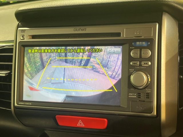 【バックカメラ】駐車時に後方がリアルタイム映像で確認できます。大型商業施設や立体駐車場での駐車時や、夜間のバック時に大活躍！運転スキルに関わらず、今や必須となった装備のひとつです！