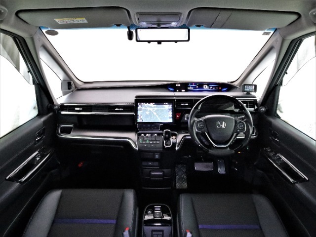 ステップワゴンeHEVスパーダの開放的な前方視界。視界広々で非常に運転しやすく、また全ての装備が適正配置されていて操作性に優れています。また、アクセル、ブレーキペダルともに社外品が装着されています。
