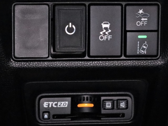 装備されているビルトインタイプのホンダ純正ETC2.0車載器です。セットアップしてからご納車致します。ETCカードを差し込めば高速道路の出入り口ゲートを楽々通過出来ます。