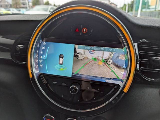 バックカメラ装備。後方確認に役立ち、楽々駐車やバックをしていただけます。
