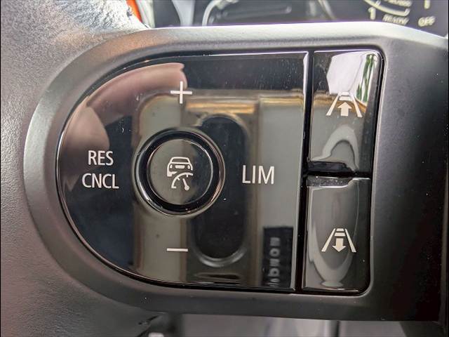 アクティブ・　クルーズ・コントロールが装備されております！希望速度を設定しておくと、車両は自動的にその速度を保ち、前方車両が近い場合、許容される範囲で前方車両の速度に自動的に調節！