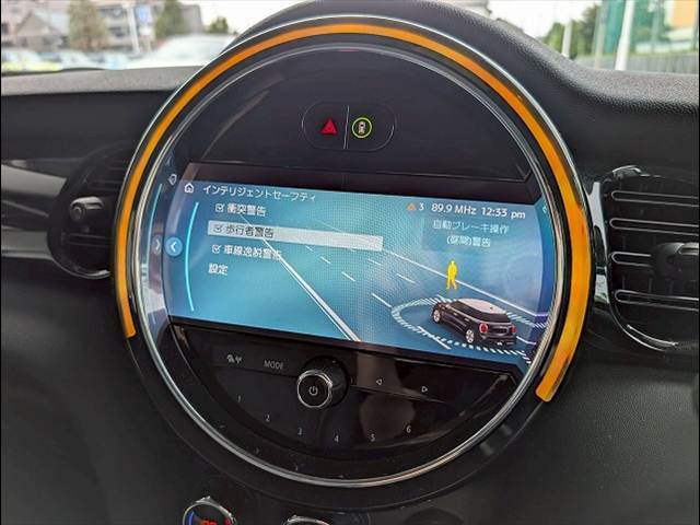 車両前部のカメラが車間距離を測定。衝突の危険を察知すると、警告機能が作動します！ブレーキ圧を調整することで反応を早め、ブレーキをサポート！対歩行者を含む衝突被害軽減ブレーキ機能も備えています。