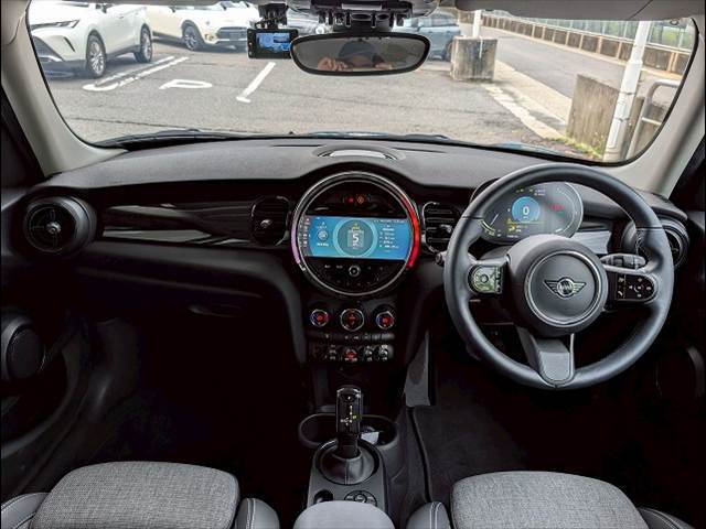 MINIならではのコックピット！！高級感があり、かつシンプルなデザインが飽きがこないとご好評いただいております。スイッチ一つ一つにも「こだわり」とセンスを感じます。
