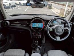 MINIならではのコックピット！！高級感があり、かつシンプルなデザインが飽きがこないとご好評いただいております。スイッチ一つ一つにも「こだわり」とセンスを感じます。