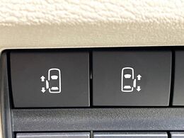 【両側パワースライドドア】スマートキーや運転席のスイッチで後席両側スライドドアの開閉が可能♪電動だから力を入れてドアを開ける必要が無く、小さなお子様でも簡単に開け閉めでき快適です♪