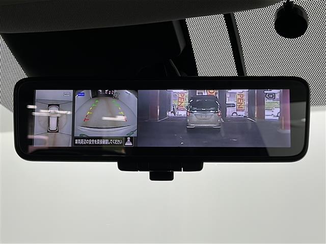 【インテリジェントルームミラー】車両後方カメラの映像をルームミラーに映すことが出来ます。 そのため、後席に人や荷物があって後方が見えづらい場合でもしっかり視界を確保することが出来ます。