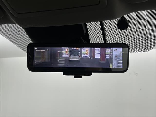 【インテリジェントルームミラー】車両後方カメラの映像をルームミラーに映すことが出来ます。 そのため、後席に人や荷物があって後方が見えづらい場合でもしっかり視界を確保することが出来ます。