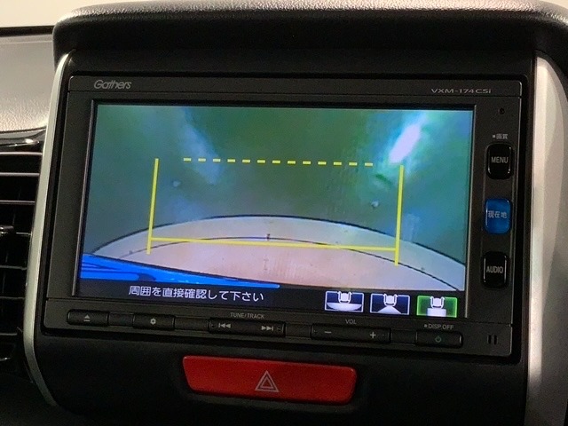 リバースギアに入れるだけで後方の表示へ切り替わります。夜間や雨の日の駐車も楽になりますよ。
