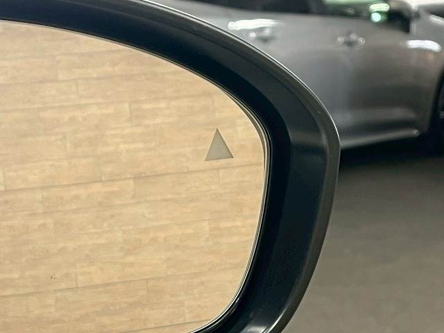 【ブラインドスポットモニター】搭載しております。隣の車線を走る車両をレーダーで検知し、死角エリアの車両の存在をお知らせし