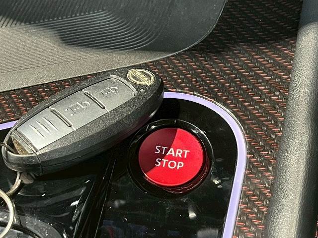 【スマーキー＆プッシュスタート】装備しております。持ったままでドアの開閉可能となります。